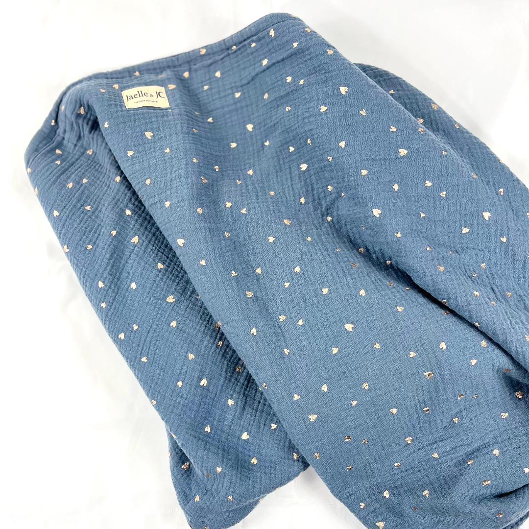 Couverture bleue, coeurs dorés