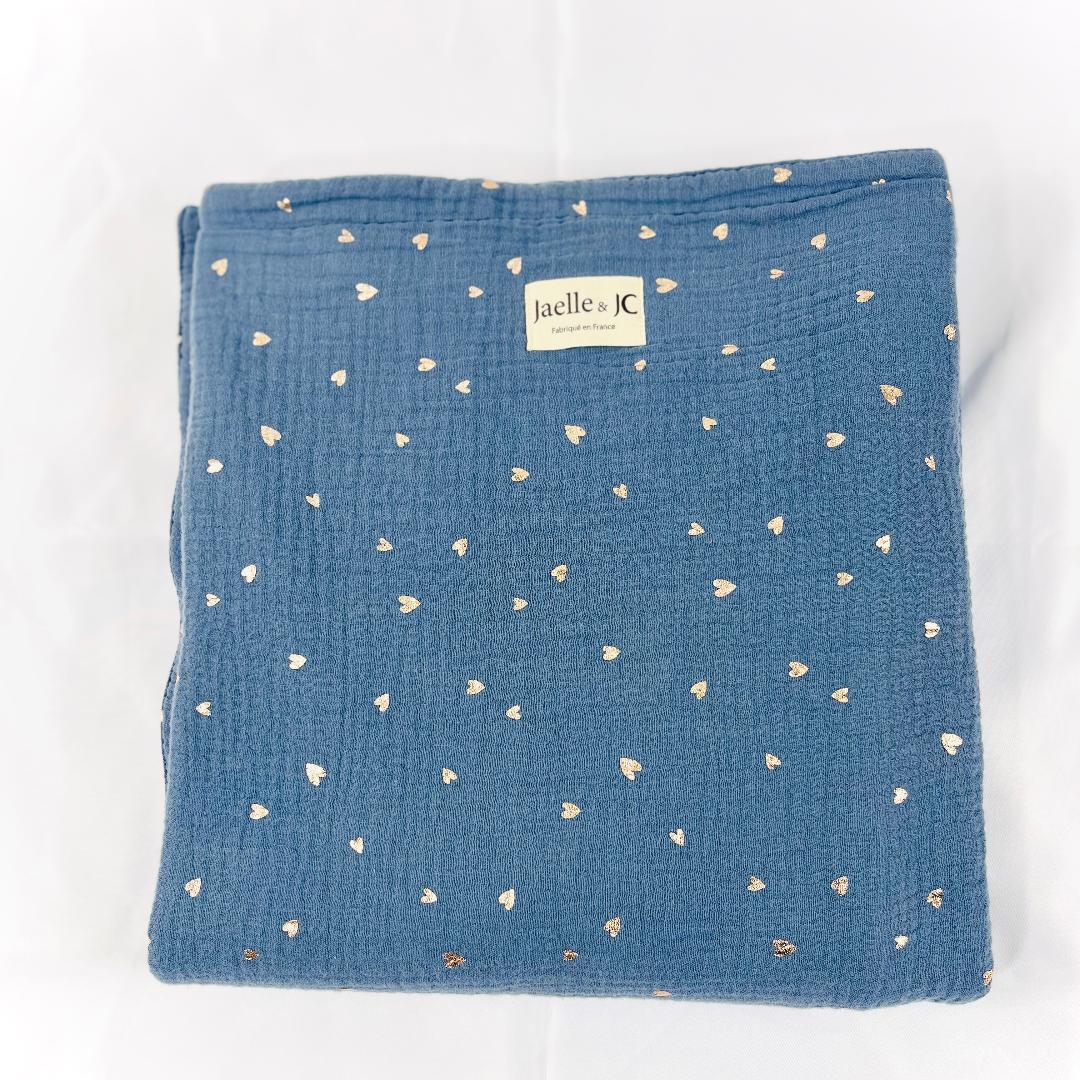 Couverture bleue, coeurs dorés
