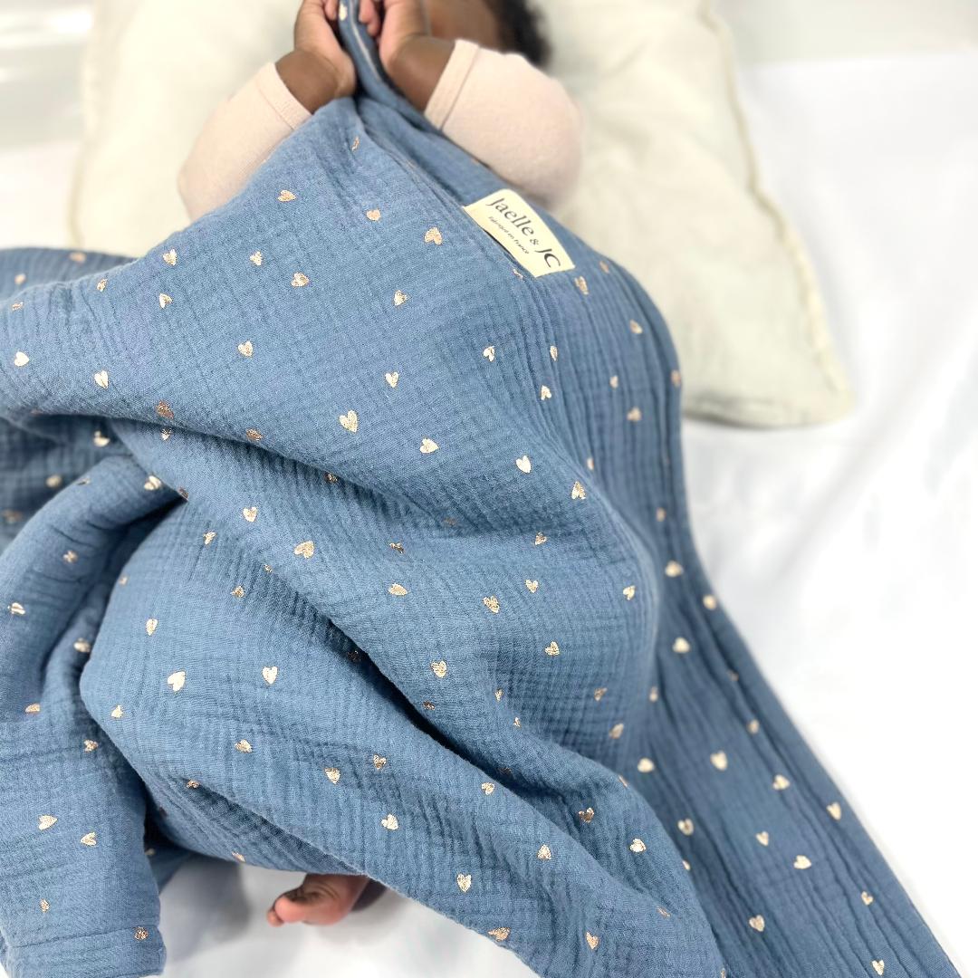 Couverture bleue, coeurs dorés