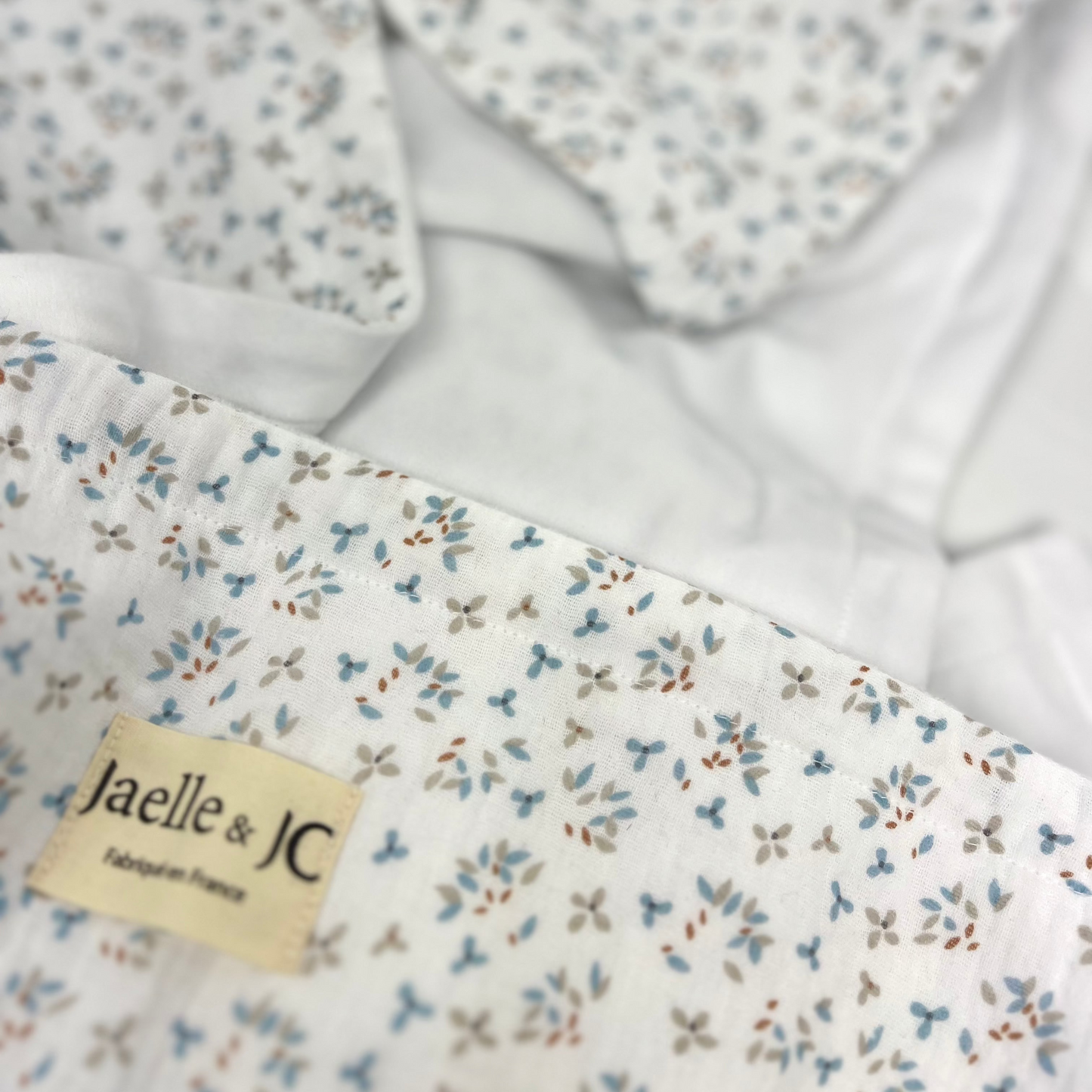 Couverture blanche - imprimé pétales de fleur