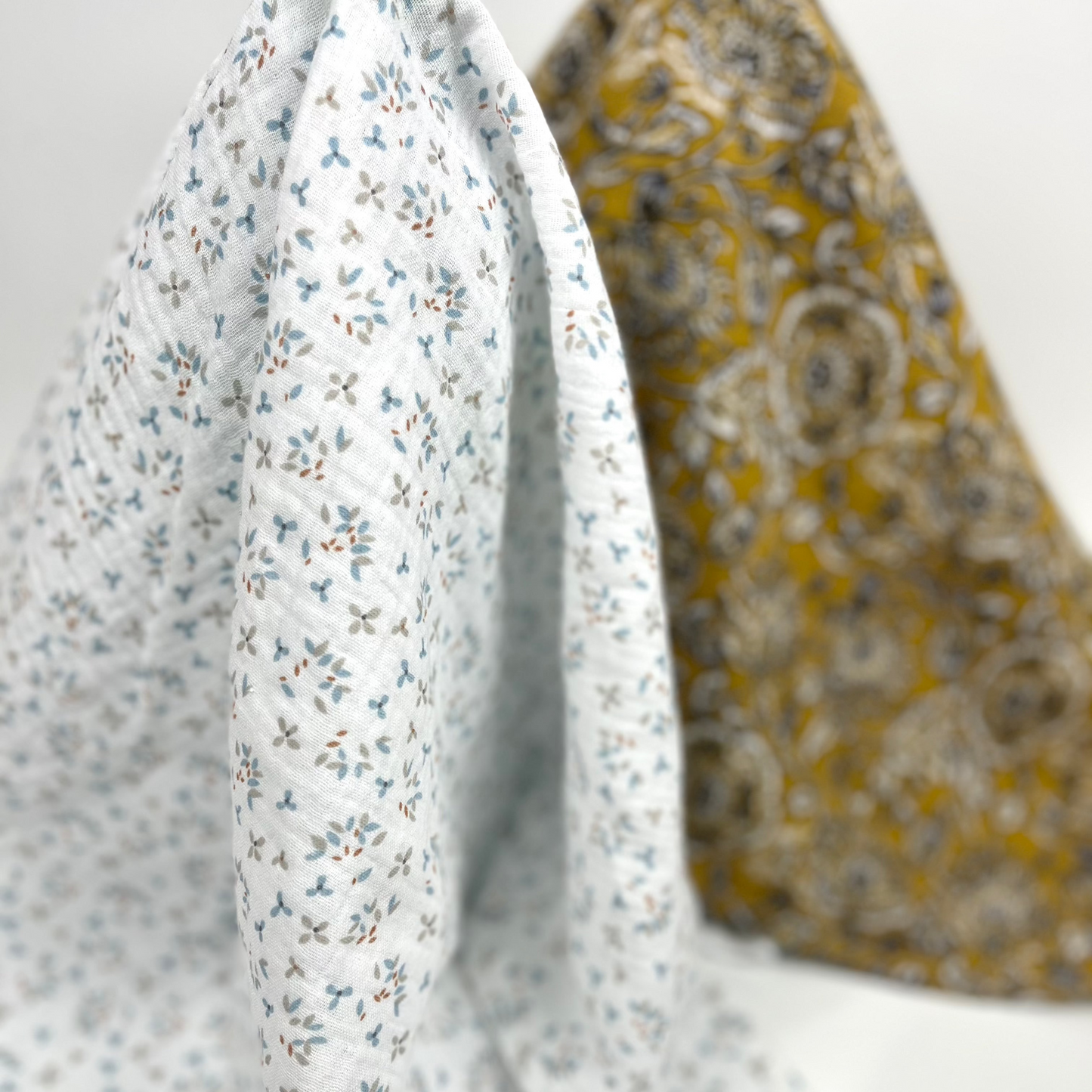 Coffret bébé (cap+lange+lingettes) blanc, imprimé pétales de fleur