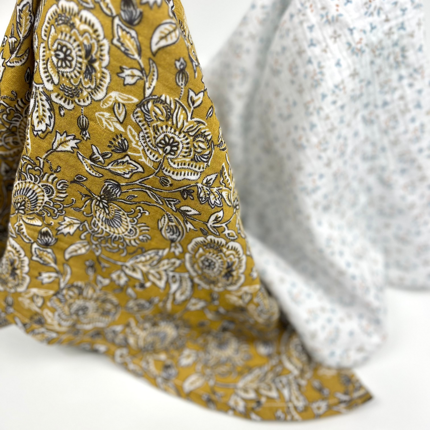 Coffret bébé (cap+lange+lingettes) moutarde, imprimé fleurs