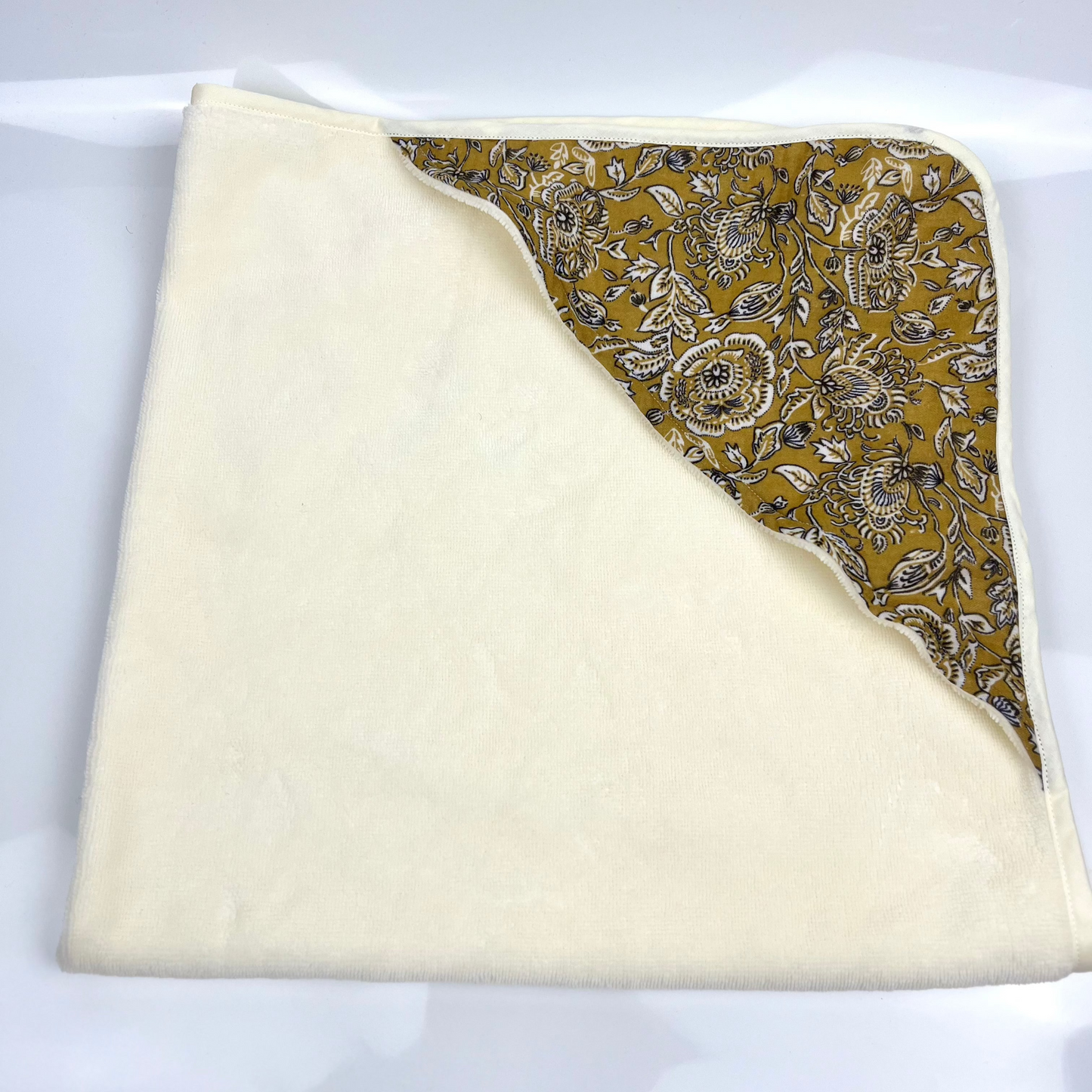 Coffret bébé (cap+lange+lingettes) moutarde, imprimé fleurs